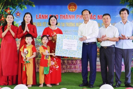 Phó Chủ tịch UBND thành phố Bắc Ninh Phạm Văn Thịnh tặng quà Tết Trung thu cho trẻ em