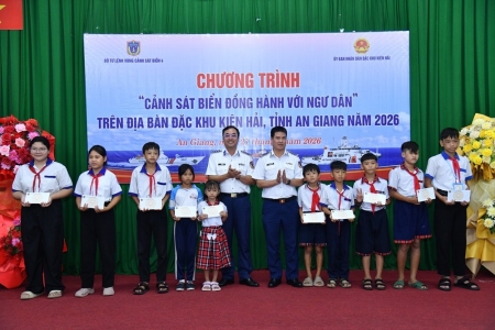 Bộ Tư lệnh Vùng Cảnh sát biển 4 kết hợp huấn luyện trên biển với thực hiện tốt công tác dân vận