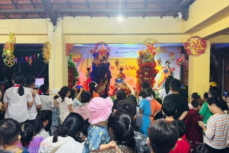 "Đêm hội trăng rằm" đong đầy yêu thương tại xã đảo Long Sơn, TP HCM