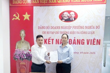 Chi bộ Tạp chí Thương hiệu và Công luận kết nạp đảng viên mới