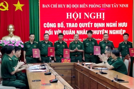 Bộ đội Biên phòng tỉnh Tây Ninh trao quyết định nghỉ hưu đối với Quân nhân chuyên nghiệp