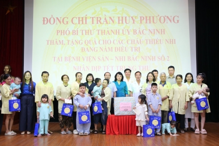 Lãnh đạo thành phố Bắc Ninh tặng quà Trung thu cho các bệnh nhi tại Bệnh viện Sản-Nhi Bắc Ninh số 2