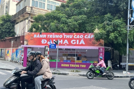 Bánh trung thu treo biển “đại hạ giá” khắp phố Hà Nội
