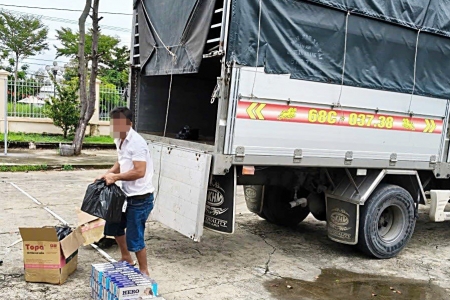 An Giang: Chặn bắt xe tải vận chuyển hàng trăm bao thuốc lá lậu