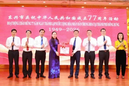 Đoàn đại biểu các xã, phường khu vực biên giới Móng Cái chúc mừng Quốc khánh nước Cộng hòa nhân dân Trung Hoa