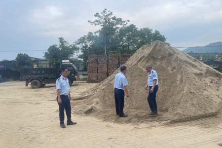 Lực lượng QLTT tỉnh Lào Cai xử phạt cơ sở kinh doanh cát xây dựng vi phạm quy định