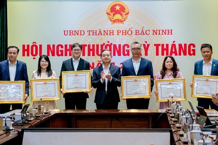 Bắc Ninh: Khen thưởng 4 tập thể, 2 cá nhân xuất sắc trong thu hút đầu tư và nộp ngân sách Nhà nước