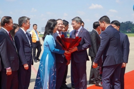 Thủ tướng Lê Minh Hưng tới Thủ đô Viêng Chăn, bắt đầu chuyến thăm chính thức Lào