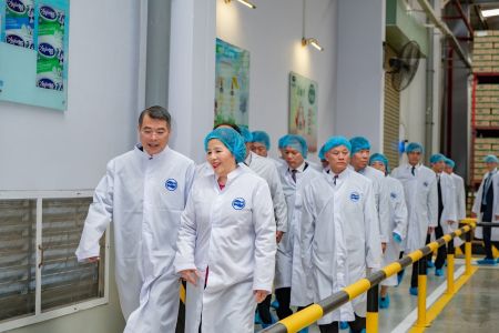 Ủy viên Bộ Chính trị, Thủ tướng Chính phủ Lê Minh Hưng thăm nhà máy Angkormilk của Vinamilk tại Campuchia