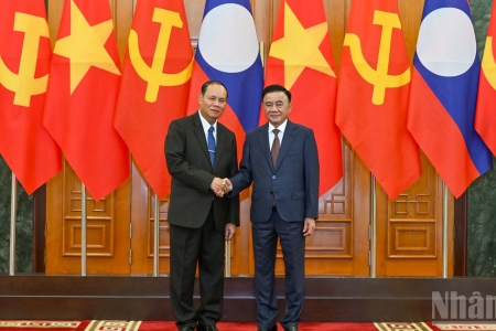[Ảnh] Thường trực Ban Bí thư Trần Cẩm Tú hội đàm với Thường trực Ban Bí thư Trung ương Đảng Nhân dân Cách mạng Lào Vilay Vikhamphong
