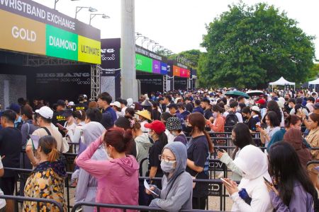 SVĐ Mỹ Đình nóng lên trước giờ G: Fan BIGBANG háo hức đổi vòng tay, đếm ngược hai đêm concert