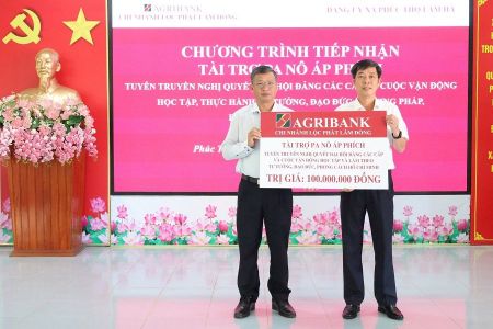 Agribank Lộc Phát Lâm Đồng trao tặng 100 pano tuyên truyền cho xã Phúc Thọ Lâm Hà