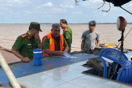 Vĩnh Long: Phát hiện, xử lý phương tiện thủy vận chuyển cát sông không rõ nguồn gốc