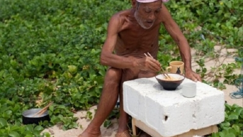 Người đàn ông 30 năm sống nude trên đảo hoang
