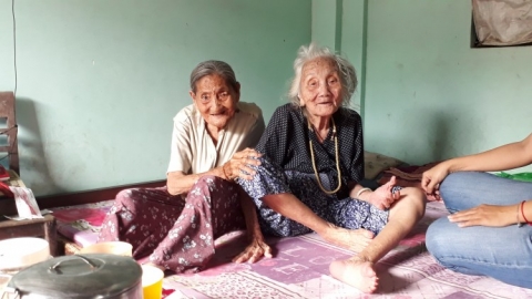Hai chị em hơn 90 tuổi dành tiền nhận được từ nhà hảo tâm để làm từ thiện