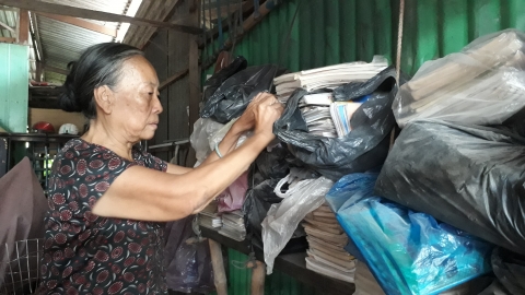 Bà lão 71 tuổi, 38 năm bán vé số kiếm tiền mua sách tặng học sinh nghèo ở An Giang