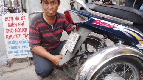 Người đàn ông hơn 30 năm sửa xe miễn phí cho người nghèo ở Sài Gòn