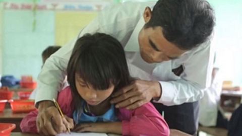 Hàng trăm giáo viên nhận đỡ đầu, tiếp sức học sinh nghèo đến trường tại Quảng Ngãi