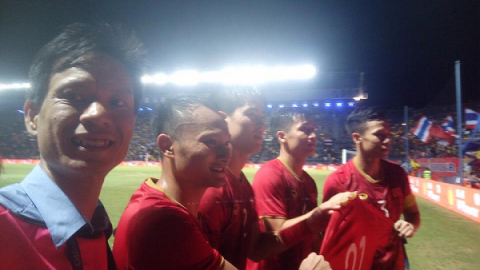 Đội tuyển Việt Nam tri ân trung vệ Đình Trọng sau chiến thắng trước “kỳ phùng địch thủ” Thái Lan