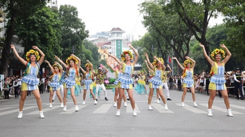 Soi dàn trai xinh gái đẹp trong Carnival đường phố Hà Nội