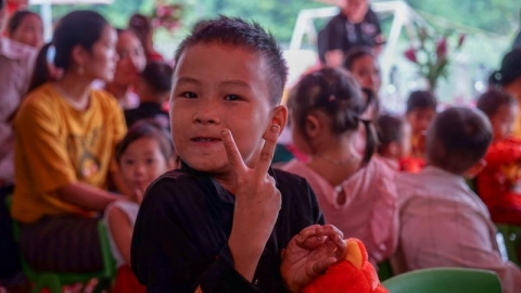 Nhựa Tiền Phong tặng đồ dùng học tập cho học sinh tại điểm trường mầm non Khe Đóm (Yên Bái)