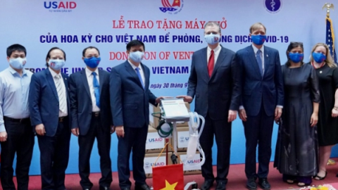Mỹ trao tặng 100 máy thở hỗ trợ Việt Nam trong công tác điều trị Covid-19