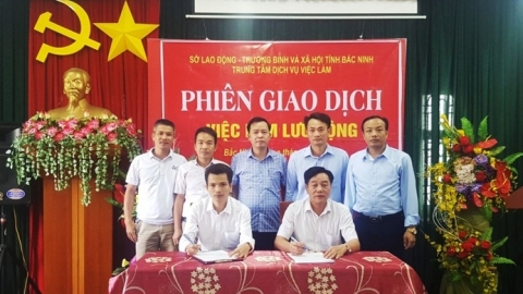 Bắc Ninh: Gần 100 sinh viên tham gia phiên giao dịch việc làm lưu động