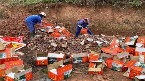 Quản lý thị trường Lạng Sơn tiêu hủy hơn 1000kg hồng quả sấy dẻo nhập lậu
