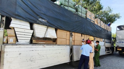 Phát hiện 03 xe tải vận chuyển hàng hóa không rõ nguồn gốc, trị giá 1,3 tỷ đồng tại An Giang