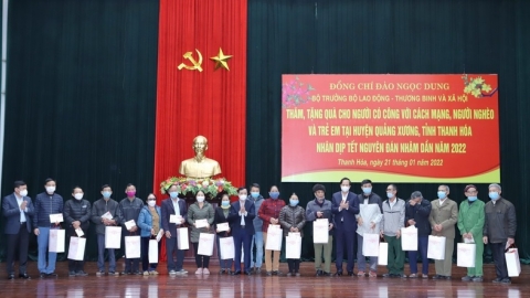 Bộ trưởng Bộ Lao động, Thương binh và Xã hội tặng quà tết cho công nhân, gia đình chính sách tại Thanh Hóa