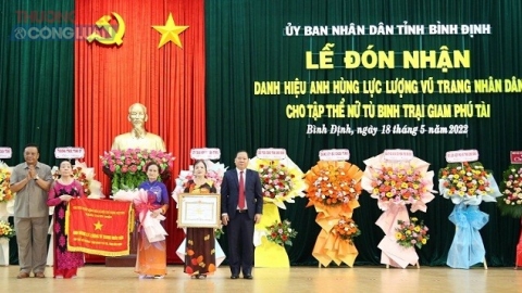 Nữ tù binh Trại giam Phú Tài nhận Danh hiệu "Anh hùng lực lượng vũ trang nhân dân”