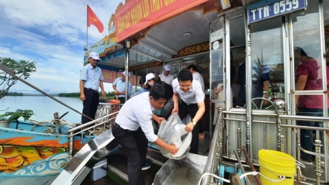 32.000 con cá được thả xuống sông Hương để tái tạo nguồn lợi thuỷ sản