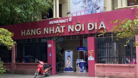Cửa hàng Japan Mart Hà Nội bày bán sản phẩm không tem, nhãn phụ Tiếng Việt