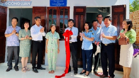 Bình Định: Hai căn "Nhà Đại đoàn kết” dành tặng hộ gia đình nghèo