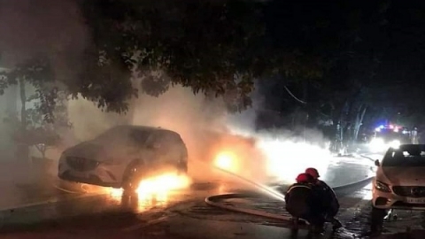 Hai xe ô tô bốc cháy dữ dội trong đêm tại Lào Cai