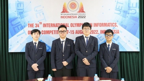 Bốn học sinh Việt Nam dự Olympic Tin học quốc tế đều giành huy chương