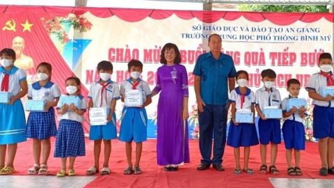 Chủ tịch UBND tỉnh An Giang trao quà tiếp bước đến trường cho học sinh nghèo
