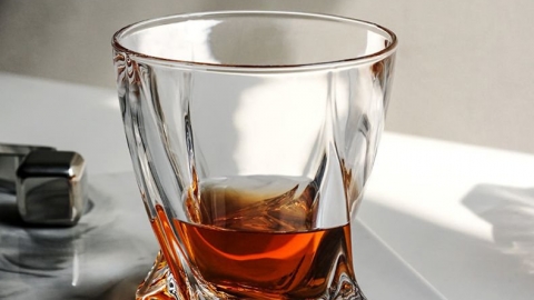 Tư vấn tiêu dùng: Whisky và cốc uống Whisky