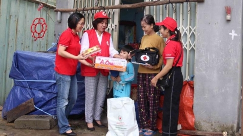 1.600 áo phao, túi sơ cứu, túi hang được trao cho người dân trước bão Noru