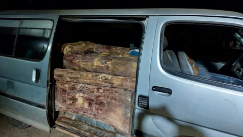 Phát hiện xe cũ nát chở hàng chục khúc gỗ lậu tại Tây Ninh