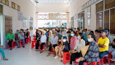 Công ty Cổ phần Dược phẩm Phong Phú khám bệnh và tặng quà cho người dân tỉnh Trà Vinh