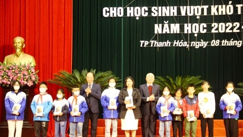 Hội khuyến học tỉnh Thanh Hoá trao tài trợ cho 1.000 học sinh nghèo hiếu học