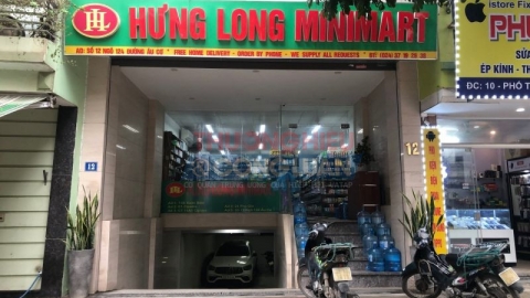 Hàng hoá thiếu thông tin được bày bán trên kệ của siêu thị HƯNG LONG MINIMART tại Hà Nội