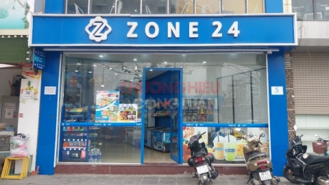 Cửa hàng tiện lợi ZONE 24 bày bán hàng hóa, sản phẩm không tem nhãn phụ Tiếng Việt