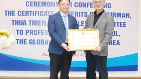 Tỉnh Thừa Thiên Huế tặng bằng khen cho Giáo sư, bác sĩ Park Myong Chul