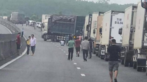 Xe tải nổ lốp, lật chắn ngang cao tốc Đà Nẵng - Quảng Ngãi gây ùn tắc nhiều giờ