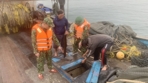 Đồn Biên phòng Đảo Trần bắt giữ 4 phương tiện khai thác thuỷ sản trái phép