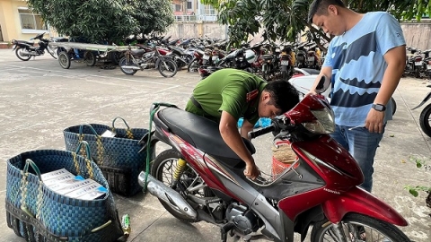 Bắt quả tang một phụ nữ vận chuyển hơn 1.000 bao thuốc lá lậu ở An Giang