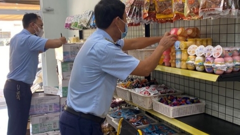 Tạm giữ lô hàng hơn 3.200 sản phẩm thực phẩm bao gói sẵn có dấu hiệu nhập lậu ở Bình Thuận