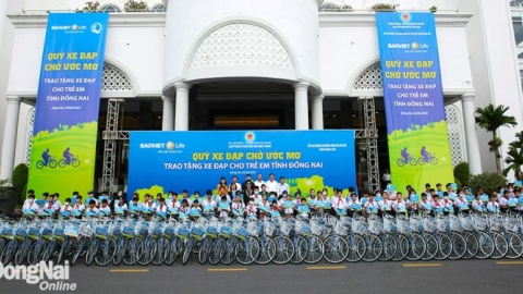Tổng công ty Bảo Việt nhân thọ trao tặng 100 xe đạp cho trẻ em nghèo hiếu học tỉnh Đồng Nai